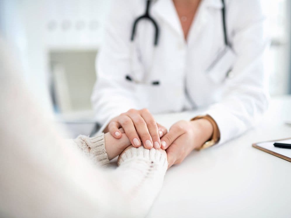 Equipo médico consultando en hospital